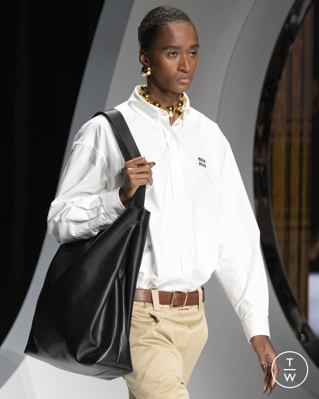 Fashion Week Paris Spring/Summer 2022 look 2 from the Miu Miu collection womenswear accessories
