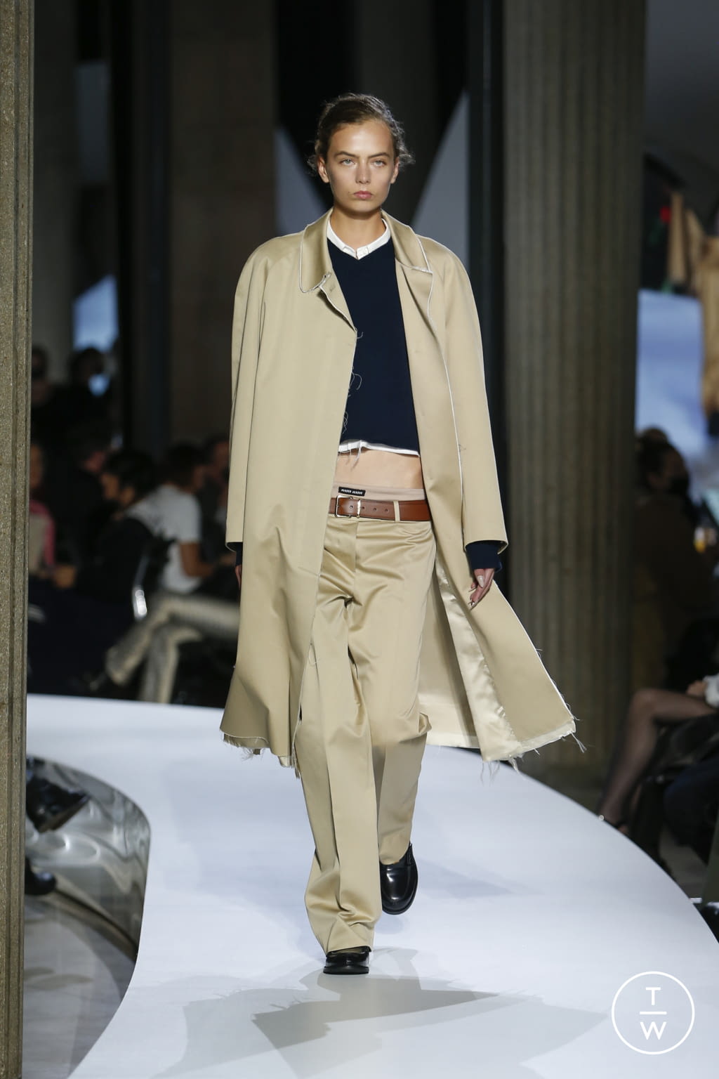 Fashion Week Paris Spring/Summer 2022 look 2 from the Miu Miu collection 女装