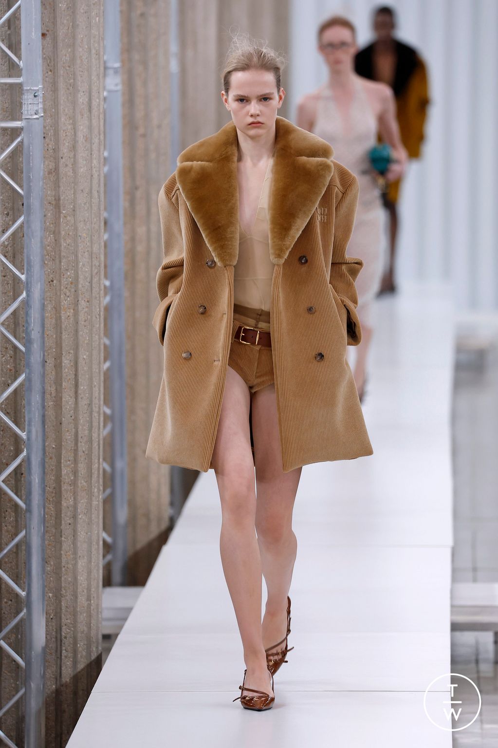 Fashion Week Paris Fall/Winter 2023 look 4 from the Miu Miu collection 女装