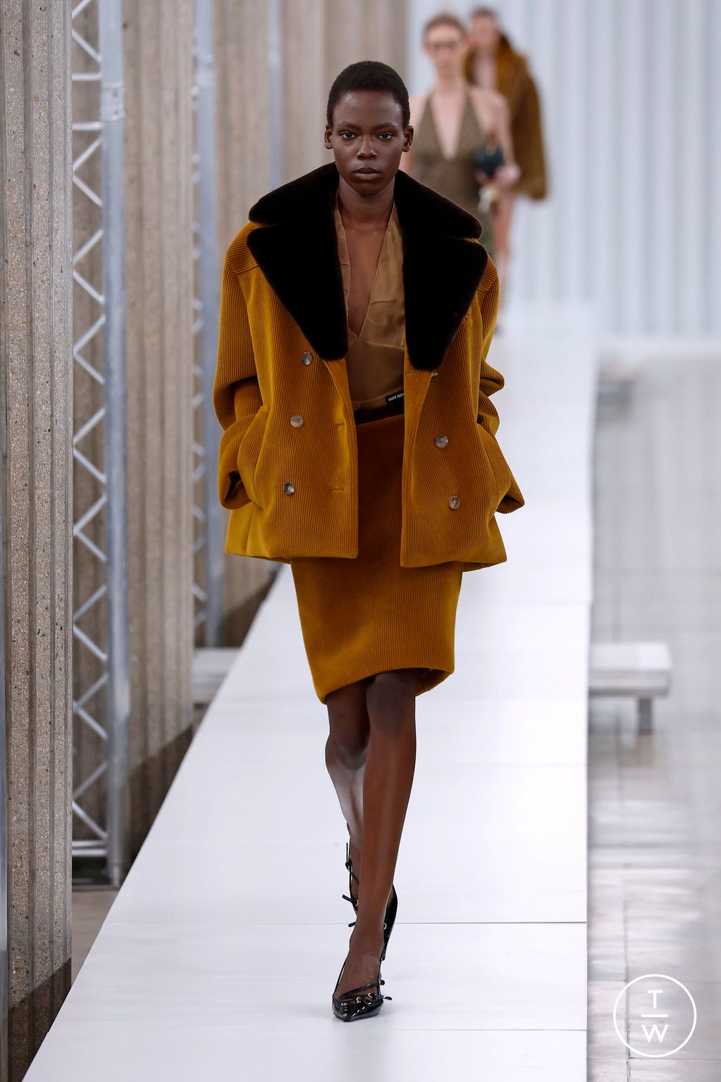 Fashion Week Paris Fall/Winter 2023 look 6 from the Miu Miu collection 女装