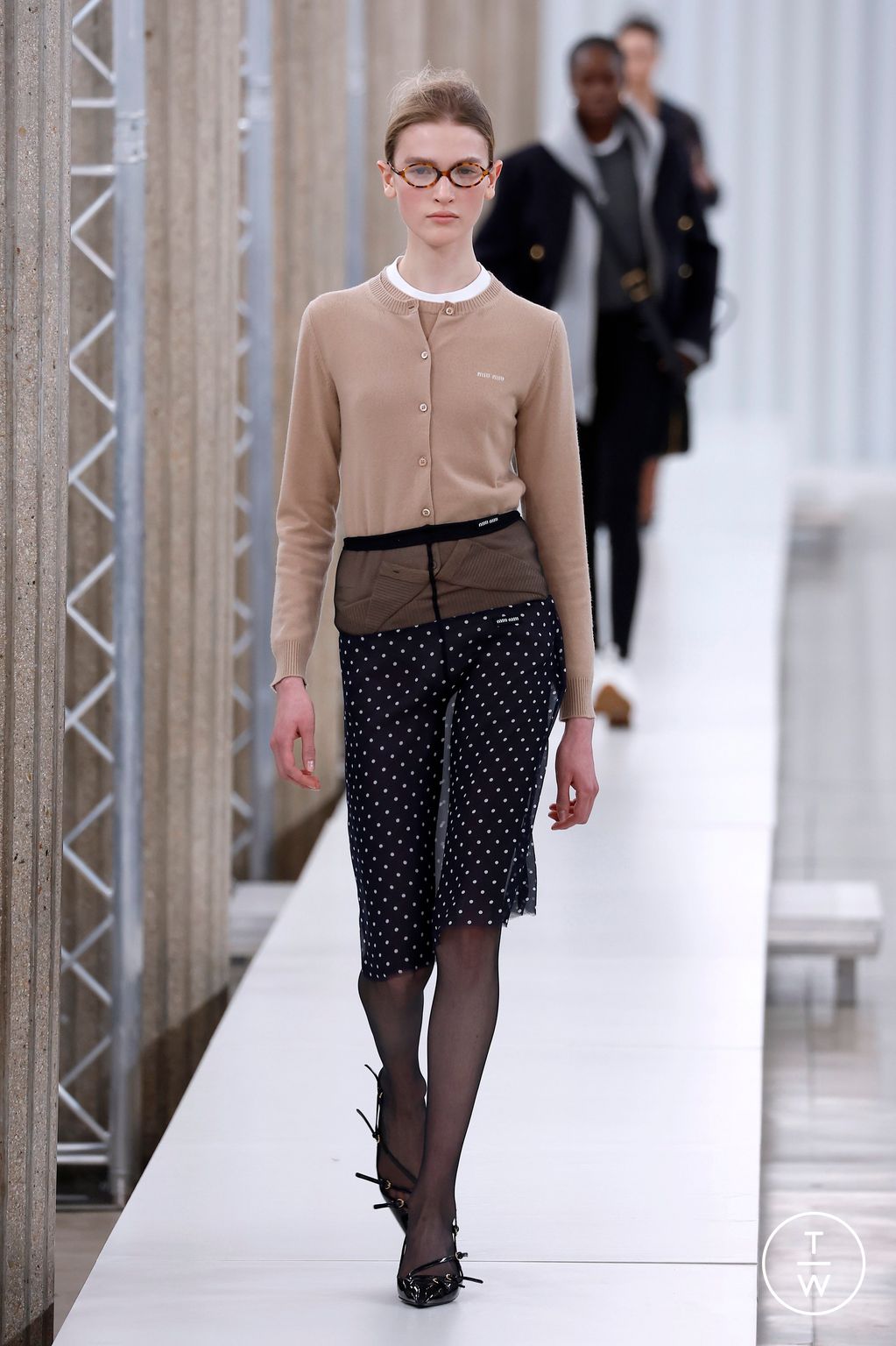 Fashion Week Paris Fall/Winter 2023 look 9 from the Miu Miu collection 女装