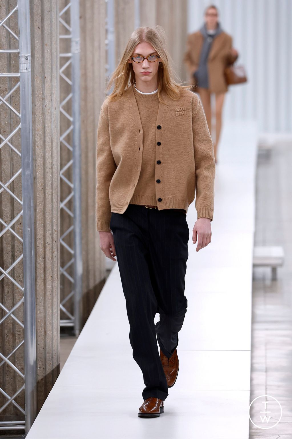 Fashion Week Paris Fall/Winter 2023 look 20 from the Miu Miu collection 女装