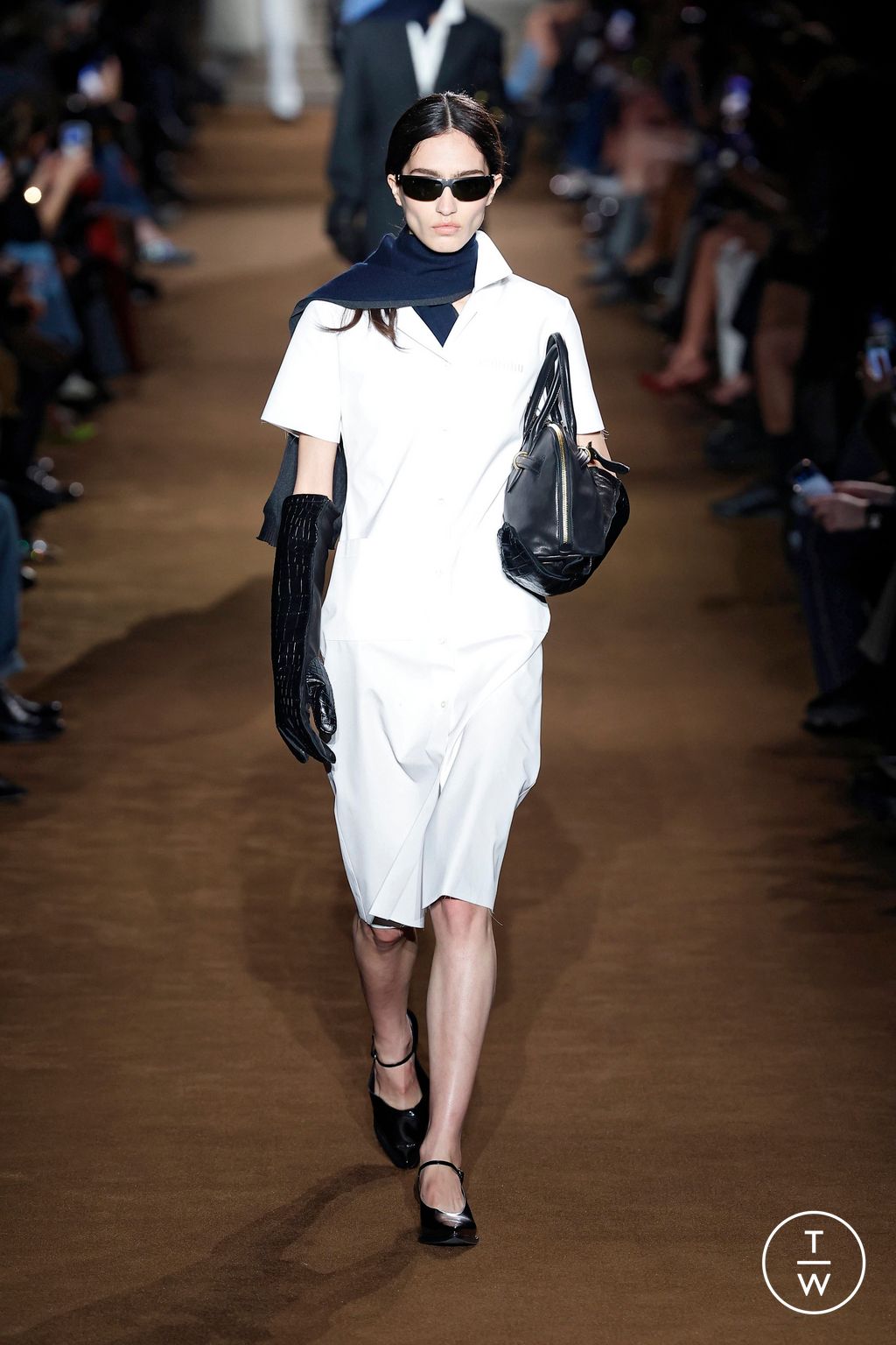 Fashion Week Paris Fall/Winter 2024 look 20 from the Miu Miu collection 女装