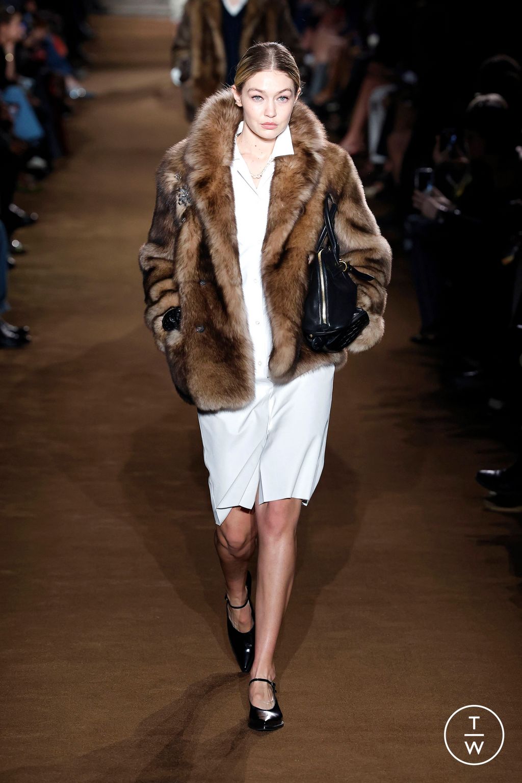 Fashion Week Paris Fall/Winter 2024 look 39 from the Miu Miu collection 女装