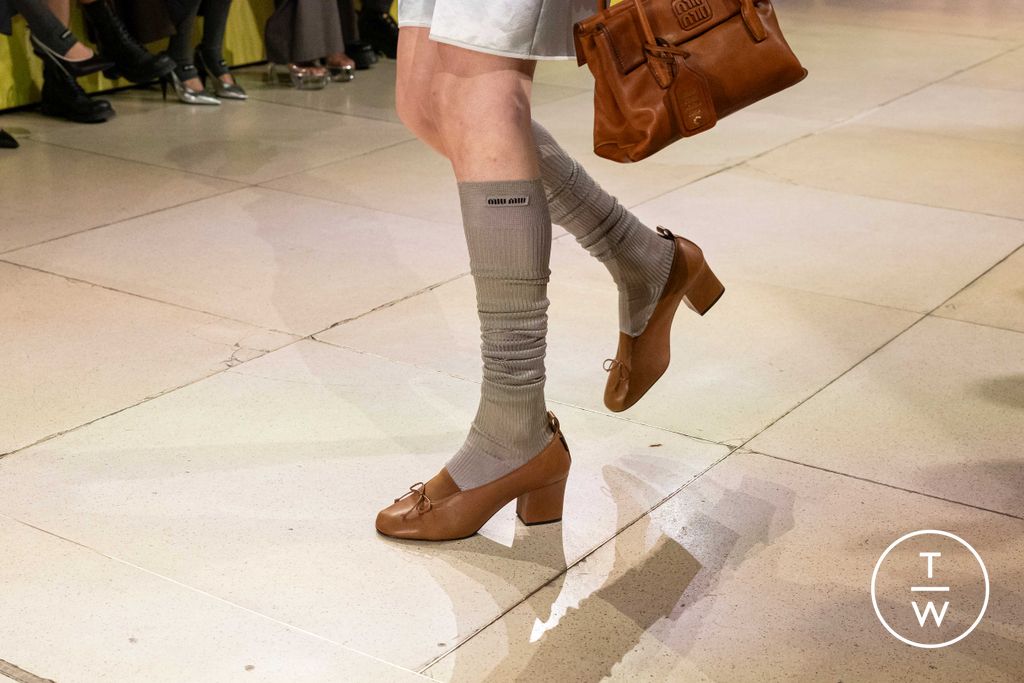 Fashion Week Paris Fall/Winter 2025 look 2 de la collection Miu Miu womenswear accessories