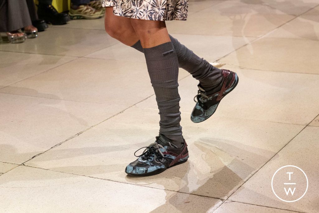 Fashion Week Paris Fall/Winter 2025 look 4 from the Miu Miu collection 女装配饰