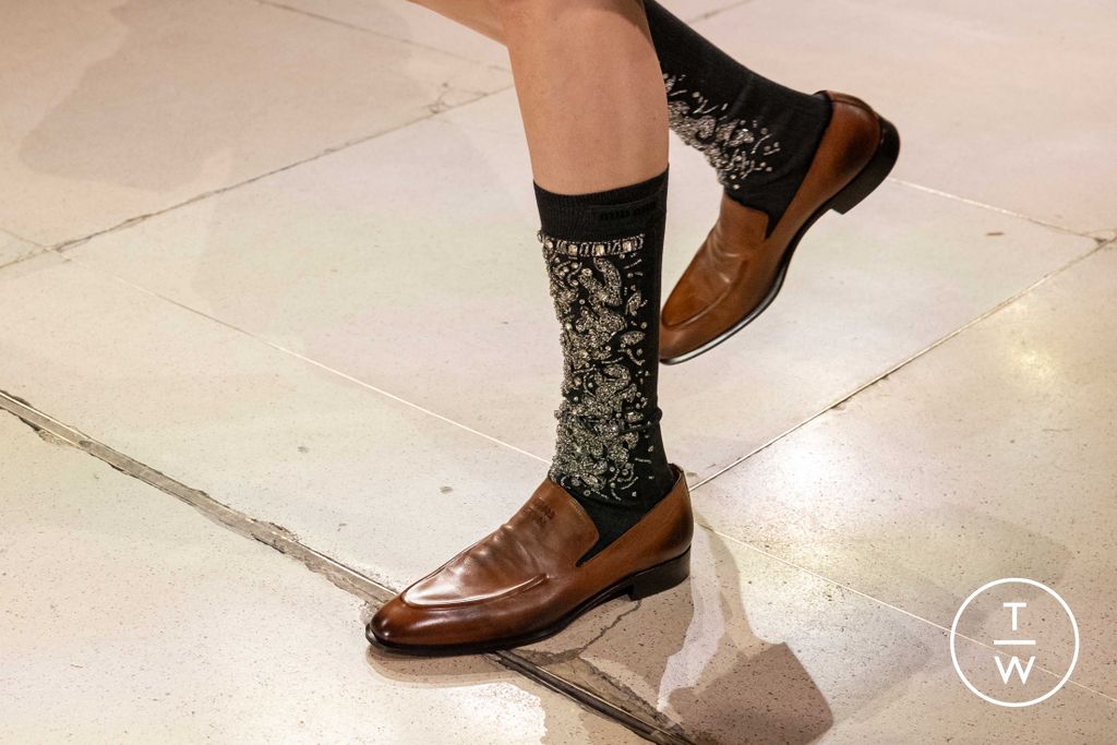 Fashion Week Paris Fall/Winter 2025 look 8 from the Miu Miu collection 女装配饰