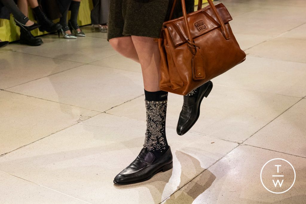 Fashion Week Paris Fall/Winter 2025 look 10 from the Miu Miu collection 女装配饰