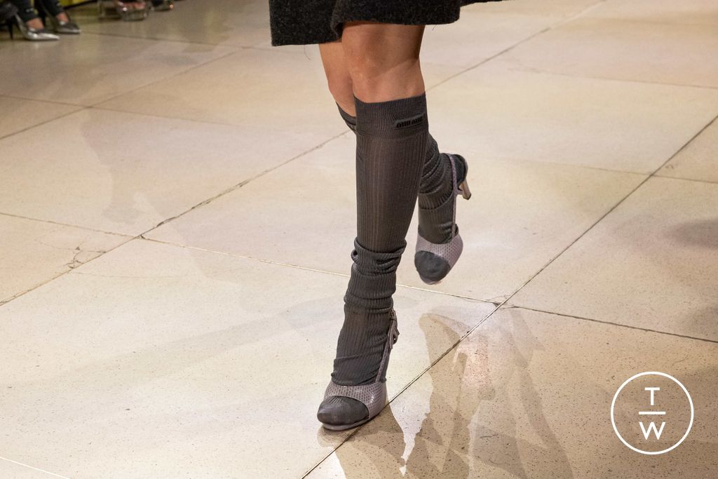 Fashion Week Paris Fall/Winter 2025 look 14 from the Miu Miu collection 女装配饰
