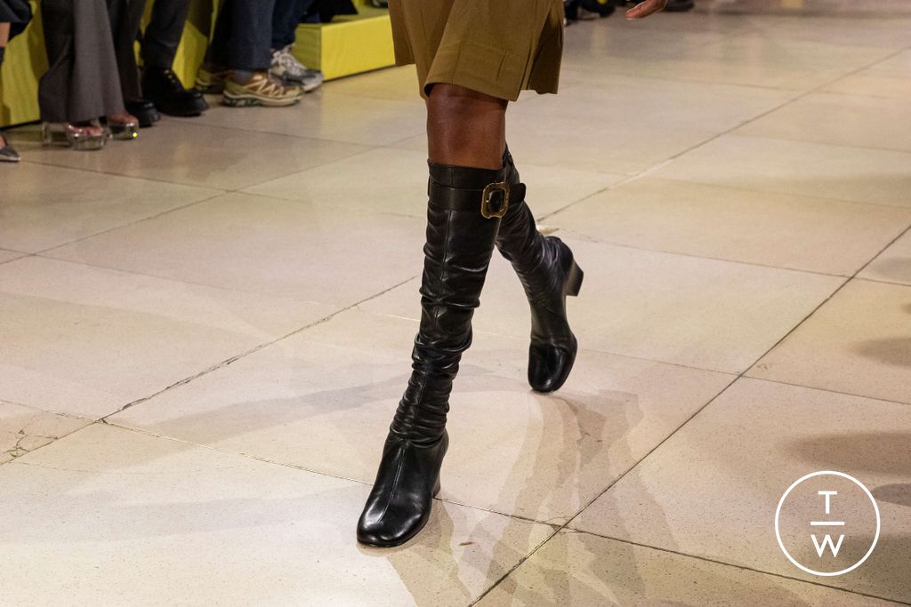 Fashion Week Paris Fall/Winter 2025 look 17 from the Miu Miu collection womenswear accessories