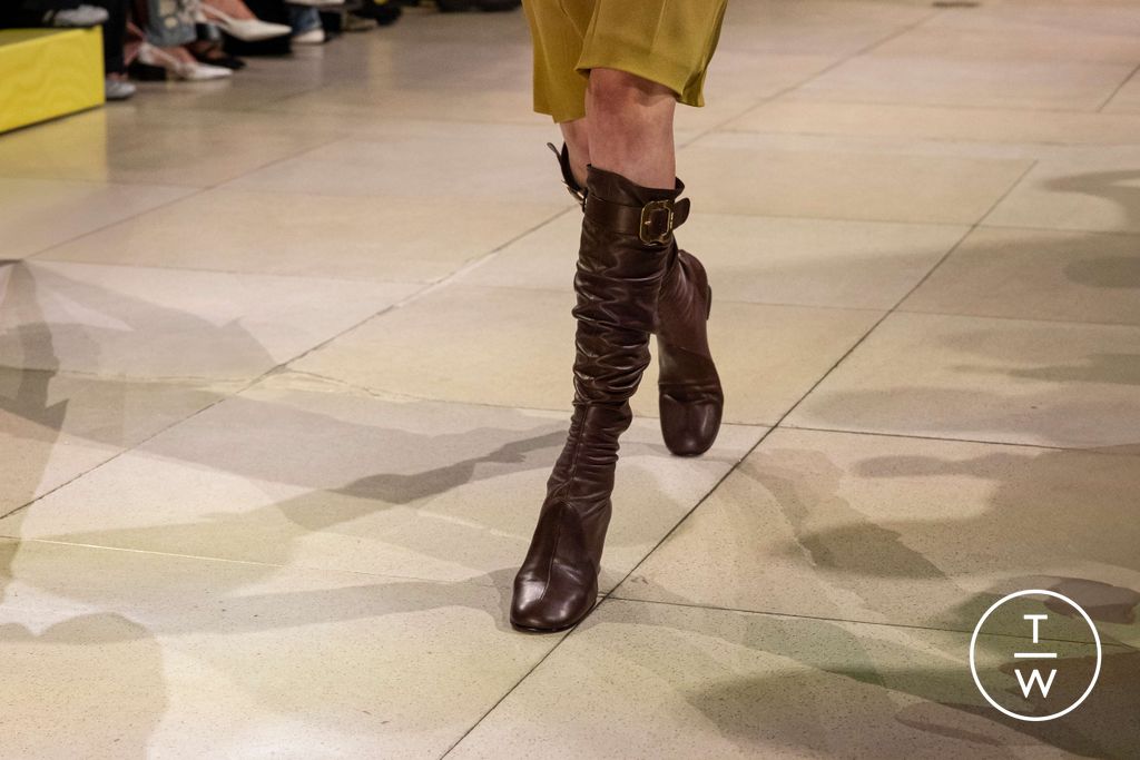 Fashion Week Paris Fall/Winter 2025 look 18 from the Miu Miu collection 女装配饰