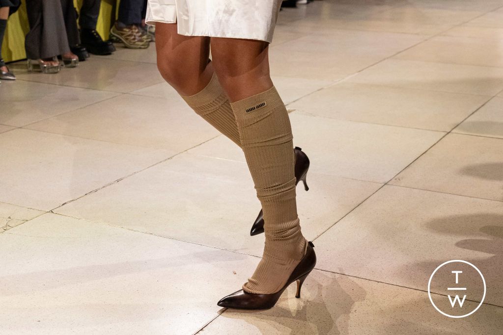 Fashion Week Paris Fall/Winter 2025 look 22 from the Miu Miu collection 女装配饰