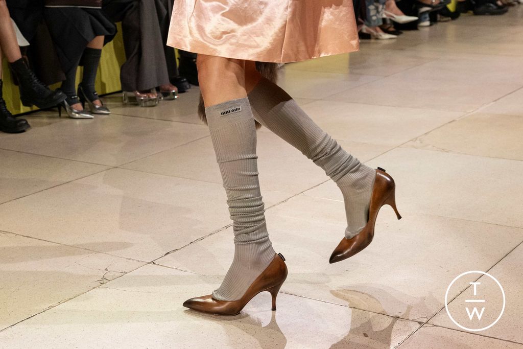 Fashion Week Paris Fall/Winter 2025 look 23 from the Miu Miu collection 女装配饰
