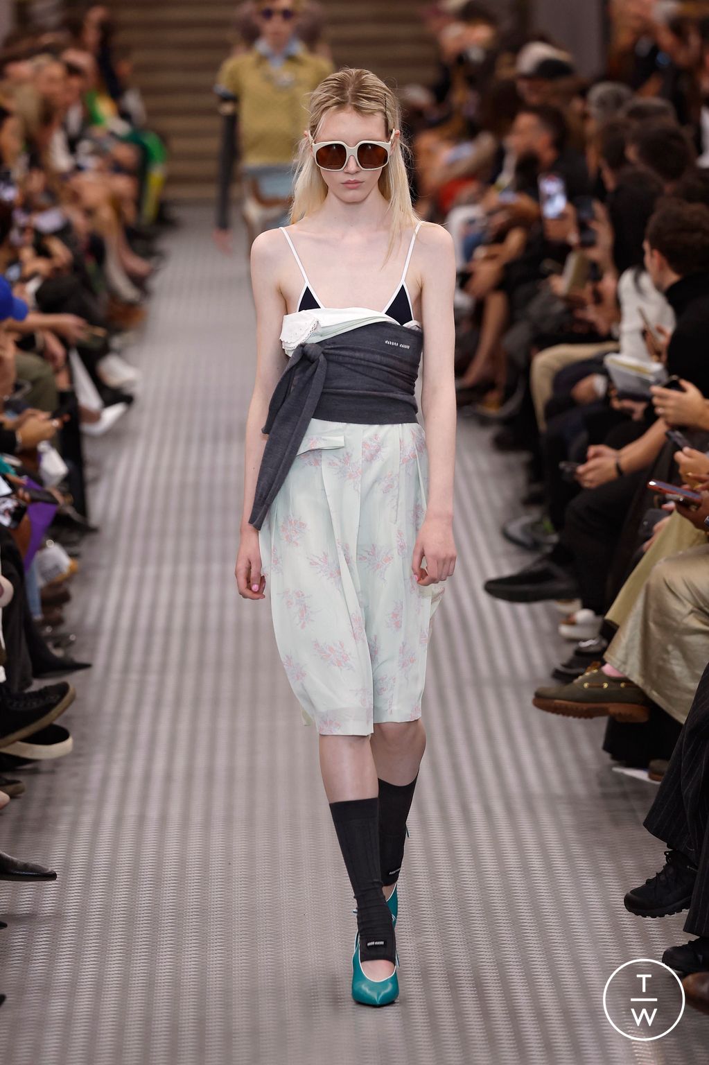 Fashion Week Paris Spring/Summer 2025 look 31 from the Miu Miu collection 女装