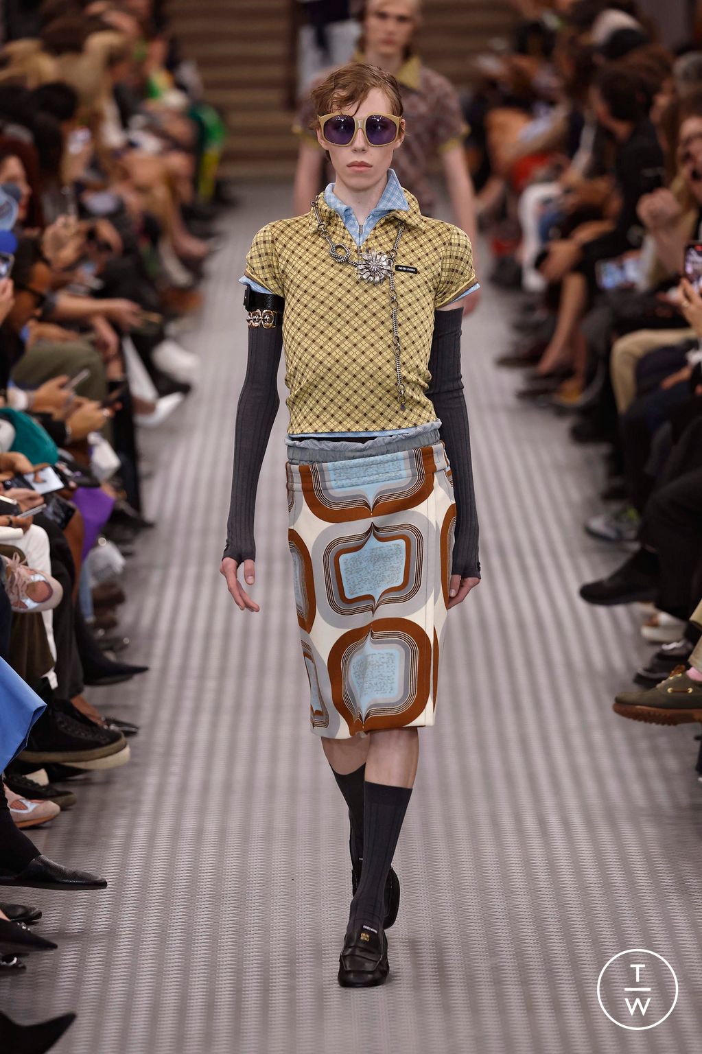 Fashion Week Paris Spring/Summer 2025 look 32 from the Miu Miu collection womenswear