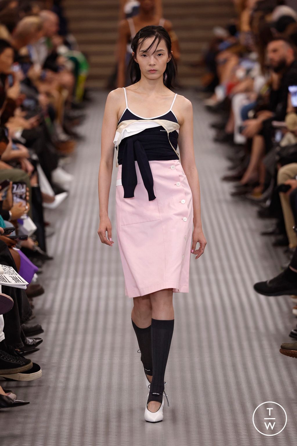 Fashion Week Paris Spring/Summer 2025 look 53 from the Miu Miu collection 女装