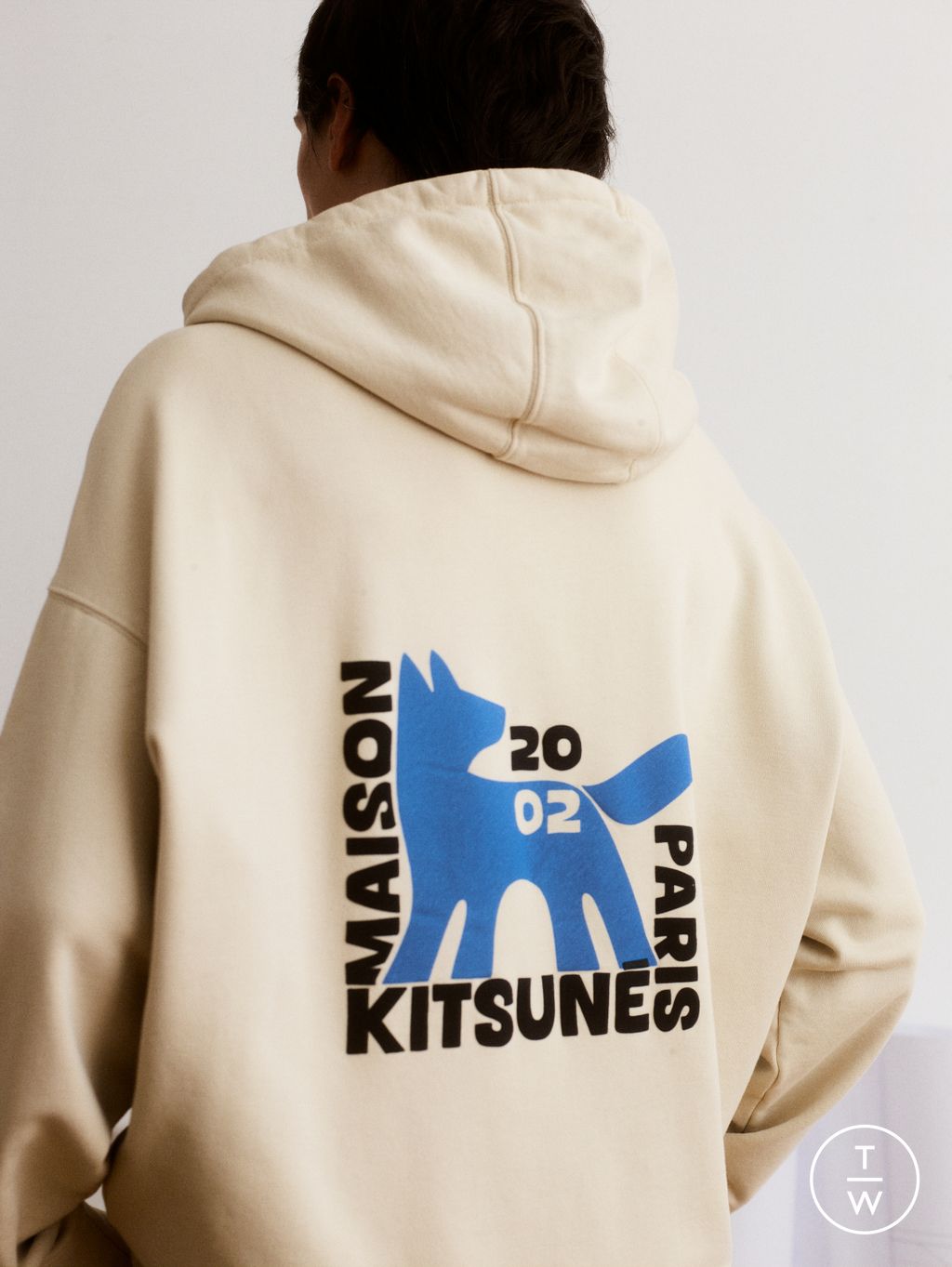 Fashion Week Paris Spring/Summer 2026 look 24 de la collection Maison Kitsuné menswear