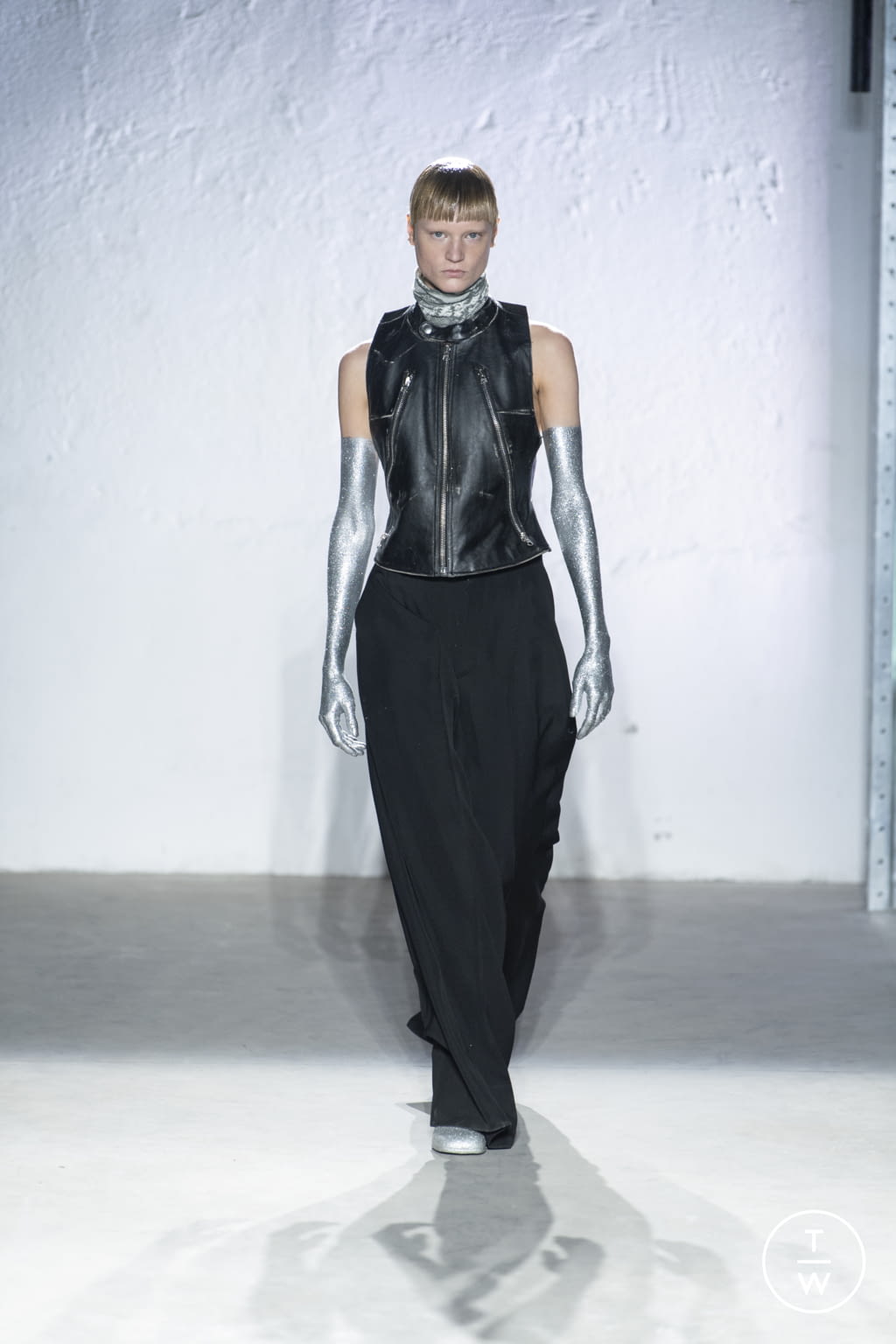 Fashion Week Milan Fall/Winter 2022 look 21 from the MM6 collection womenswear