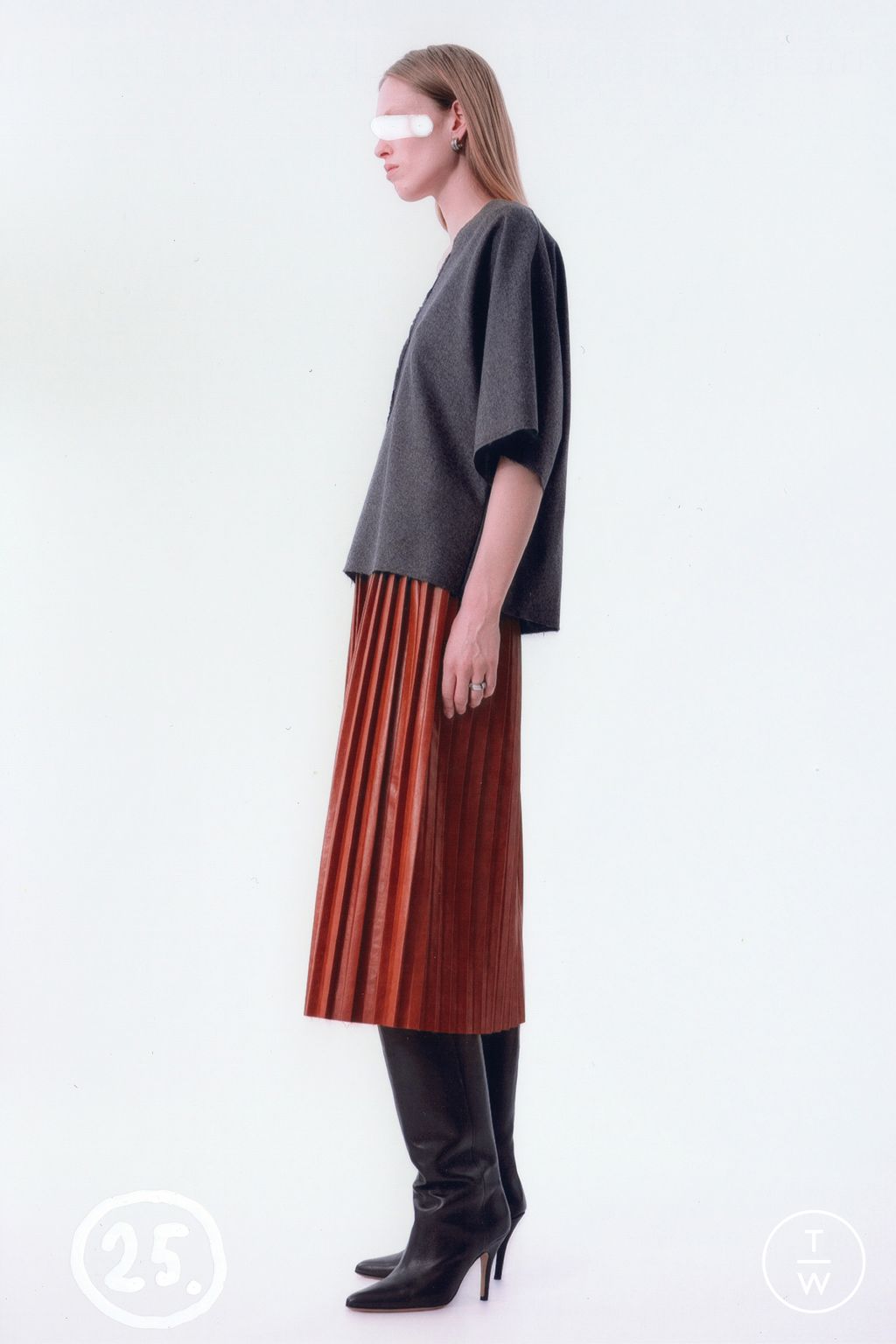 Fashion Week Milan Pre-Fall 2025 look 25 from the MM6 Maison Margiela collection womenswear