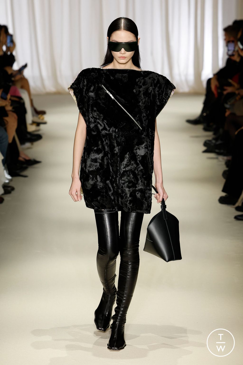Fashion Week Milan Fall/Winter 2024 look 35 from the MM6 Maison Margiela collection womenswear