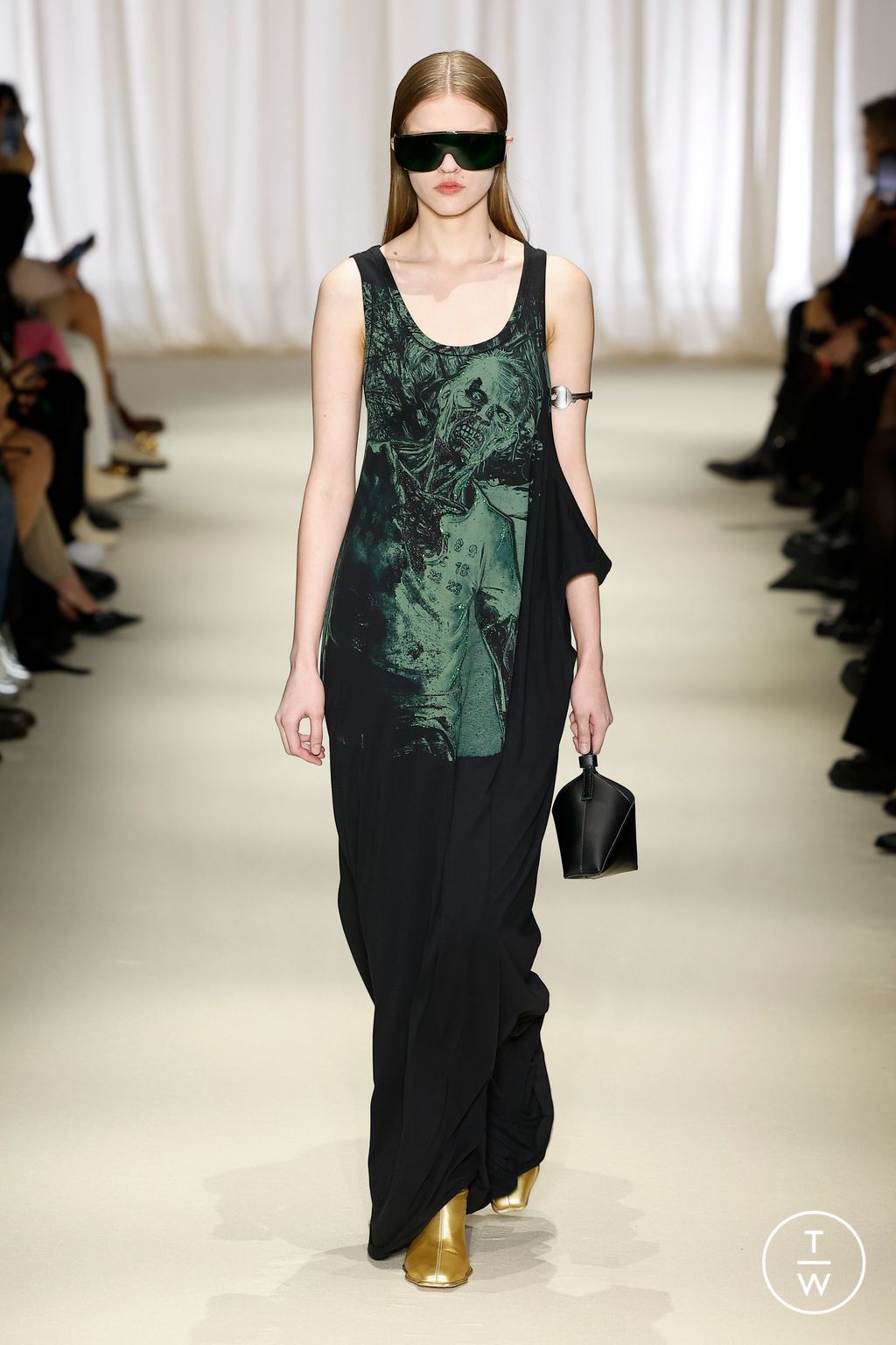 Fashion Week Milan Fall/Winter 2024 look 39 from the MM6 Maison Margiela collection womenswear