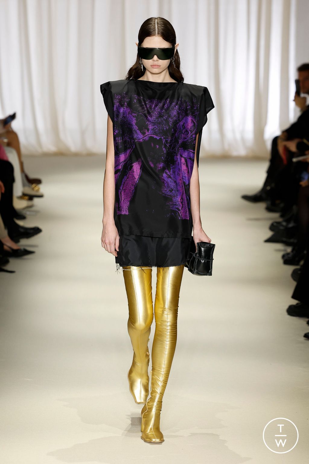 Fashion Week Milan Fall/Winter 2024 look 40 from the MM6 Maison Margiela collection womenswear