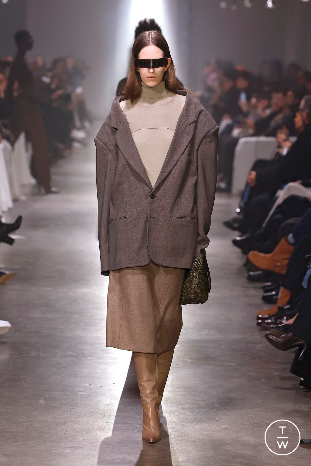 Fashion Week Milan Fall/Winter 2025 look 16 from the MM6 Maison Margiela collection womenswear