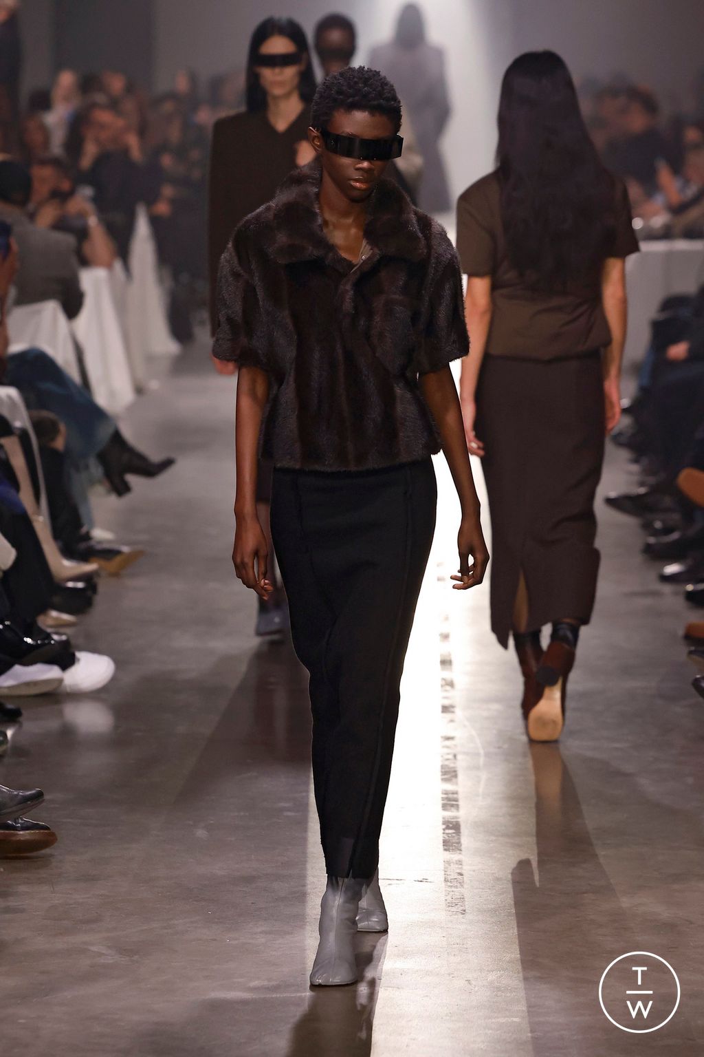 Fashion Week Milan Fall/Winter 2025 look 27 from the MM6 Maison Margiela collection womenswear