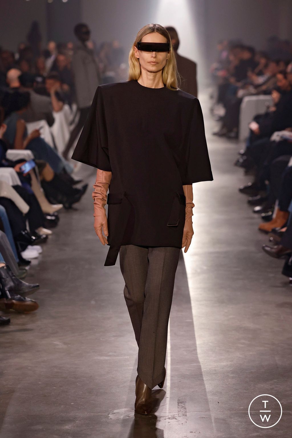 Fashion Week Milan Fall/Winter 2025 look 31 from the MM6 Maison Margiela collection womenswear