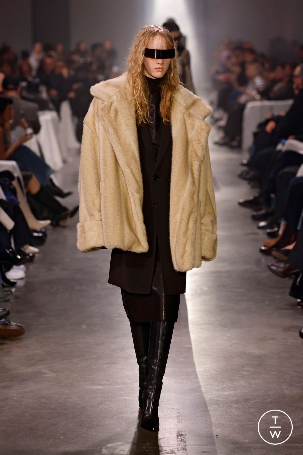 Fashion Week Milan Fall/Winter 2025 look 34 from the MM6 Maison Margiela collection womenswear