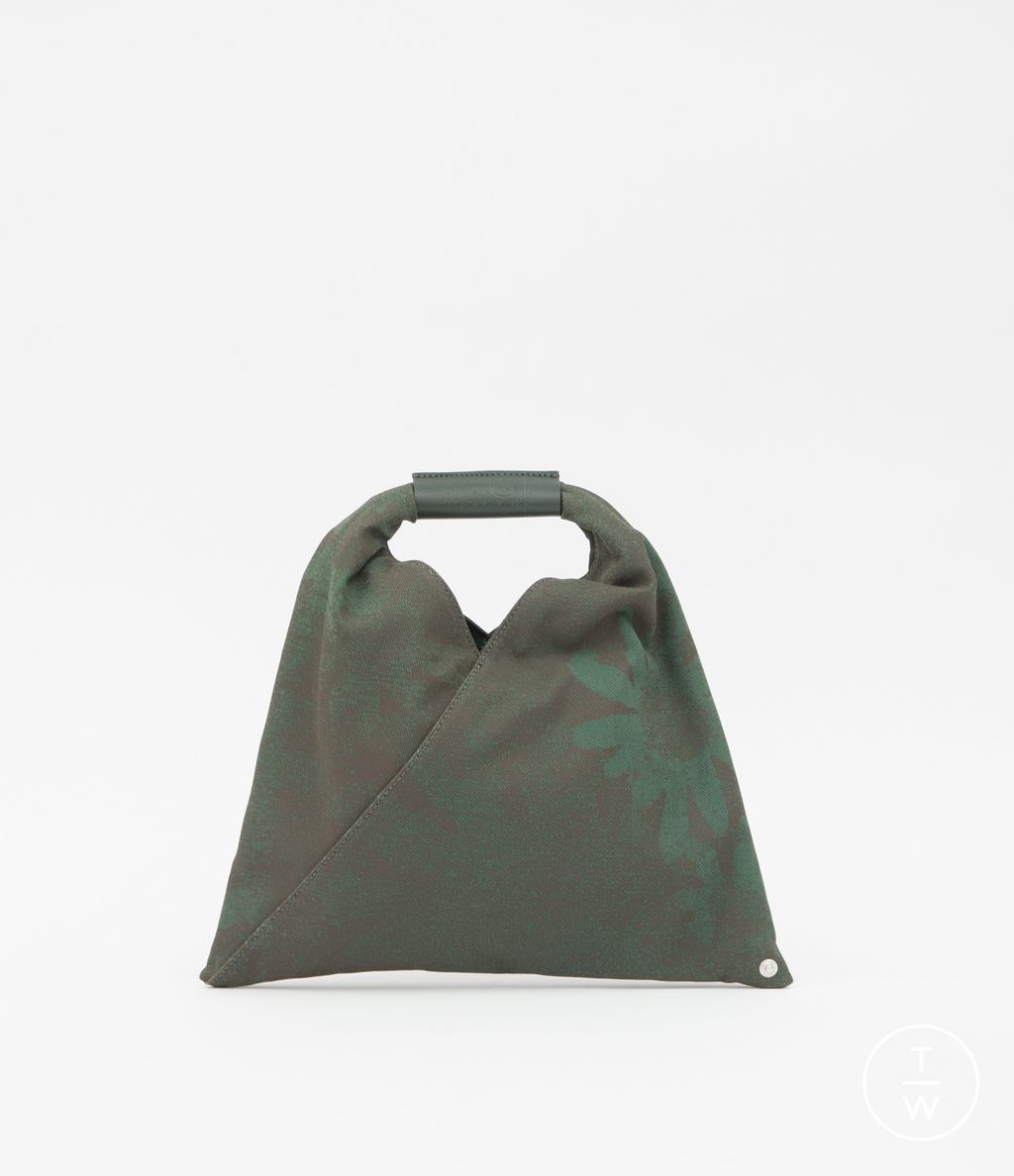 Fashion Week Milan Fall/Winter 2023 look 10 from the MM6 Maison Margiela collection 女装配饰