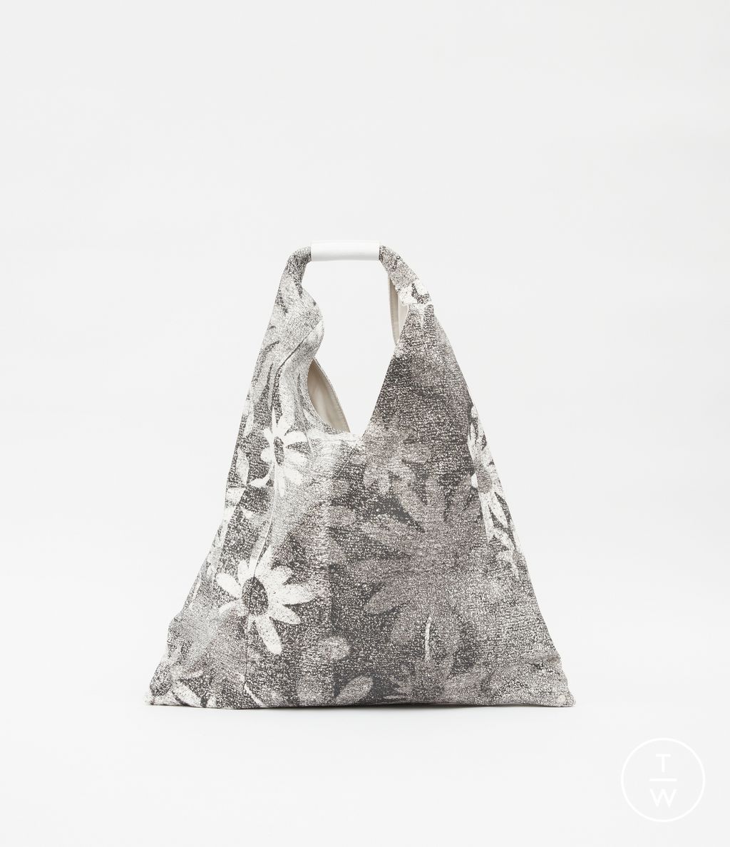 Fashion Week Milan Fall/Winter 2023 look 3 from the MM6 Maison Margiela collection 女装配饰