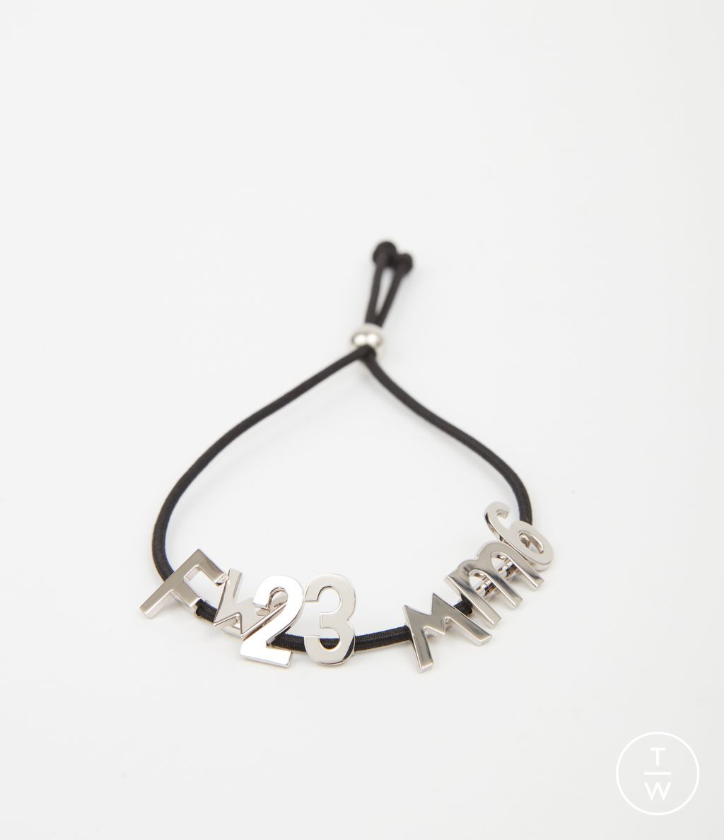 Fashion Week Milan Fall/Winter 2023 look 55 from the MM6 Maison Margiela collection womenswear accessories