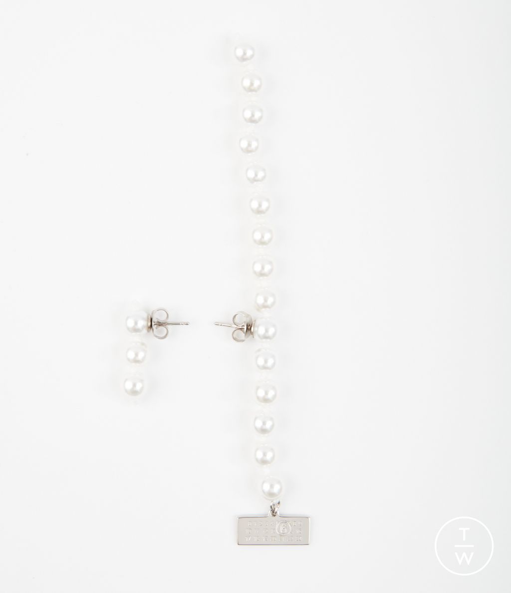 Fashion Week Milan Fall/Winter 2023 look 56 from the MM6 Maison Margiela collection womenswear accessories