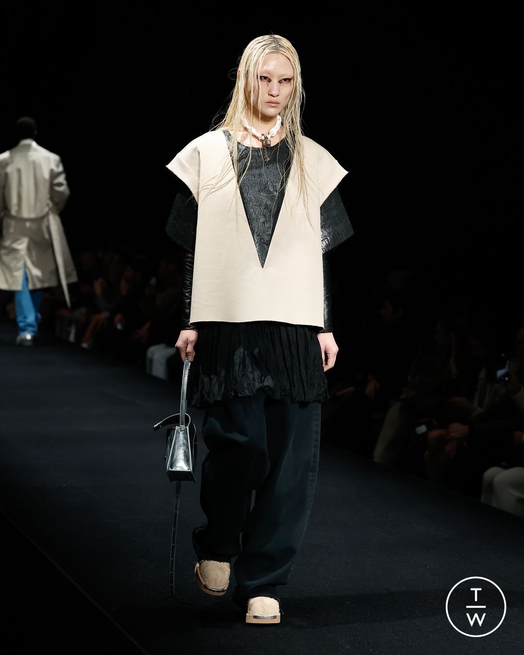 Fashion Week Milan Fall/Winter 2023 look 10 from the MM6 Maison Margiela collection womenswear