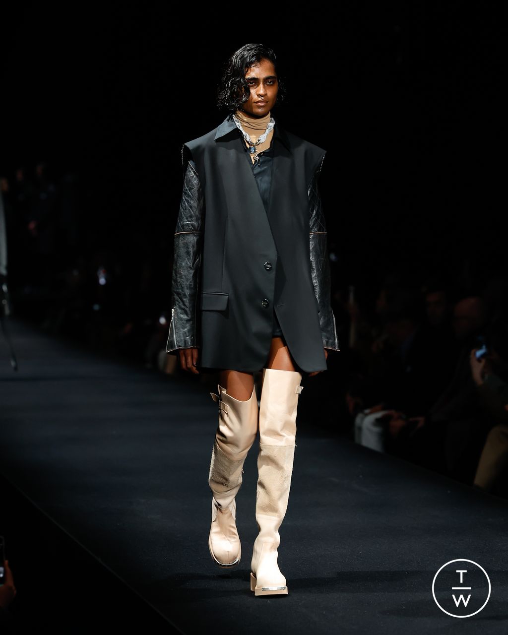 Fashion Week Milan Fall/Winter 2023 look 2 from the MM6 collection 女装