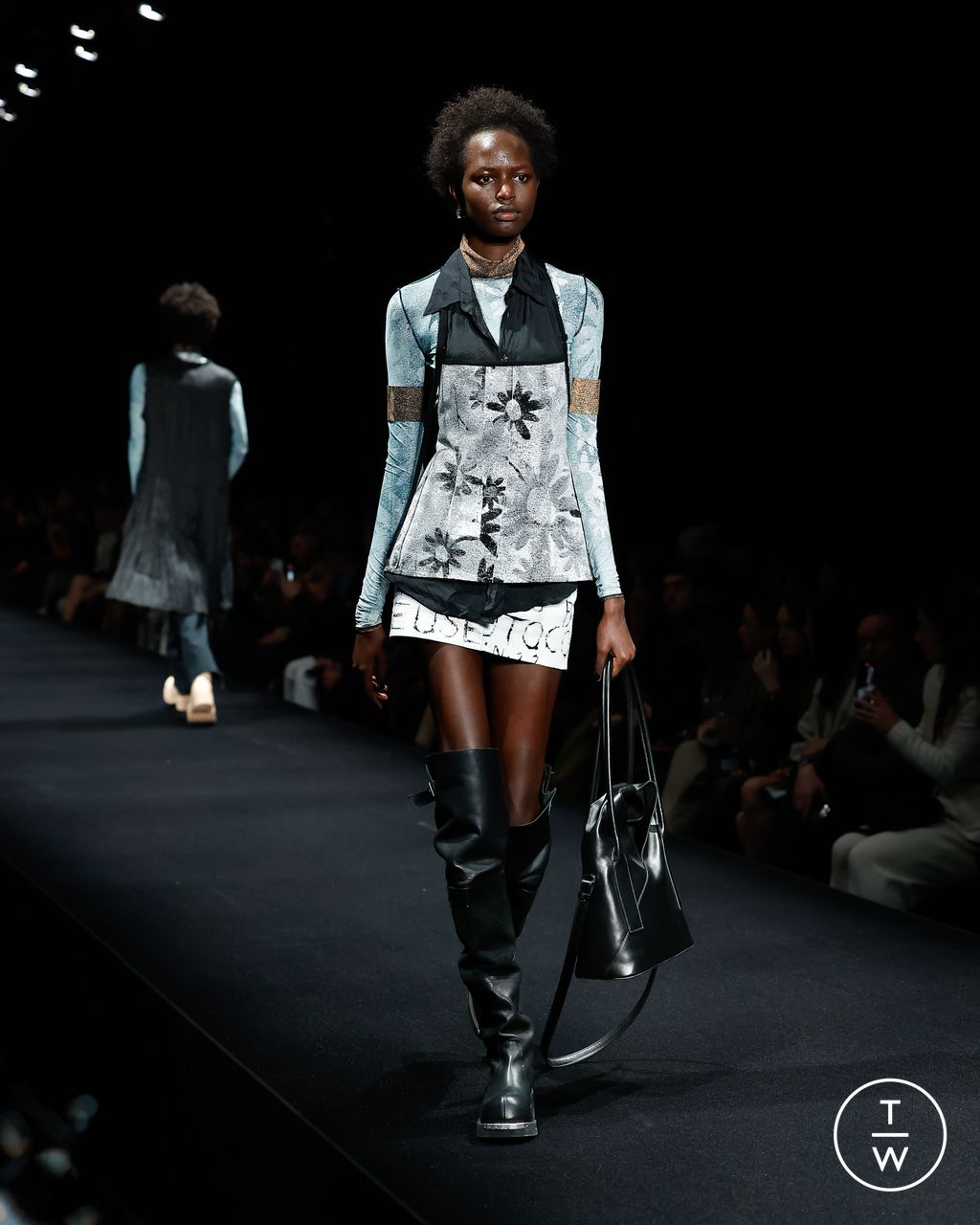 Fashion Week Milan Fall/Winter 2023 look 6 de la collection MM6 womenswear
