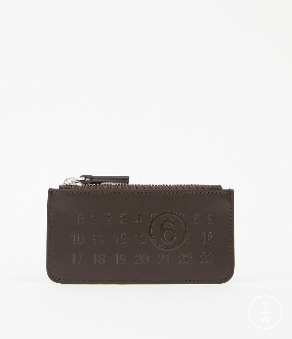 Fashion Week Milan Fall/Winter 2023 look 63 from the MM6 Maison Margiela collection womenswear accessories