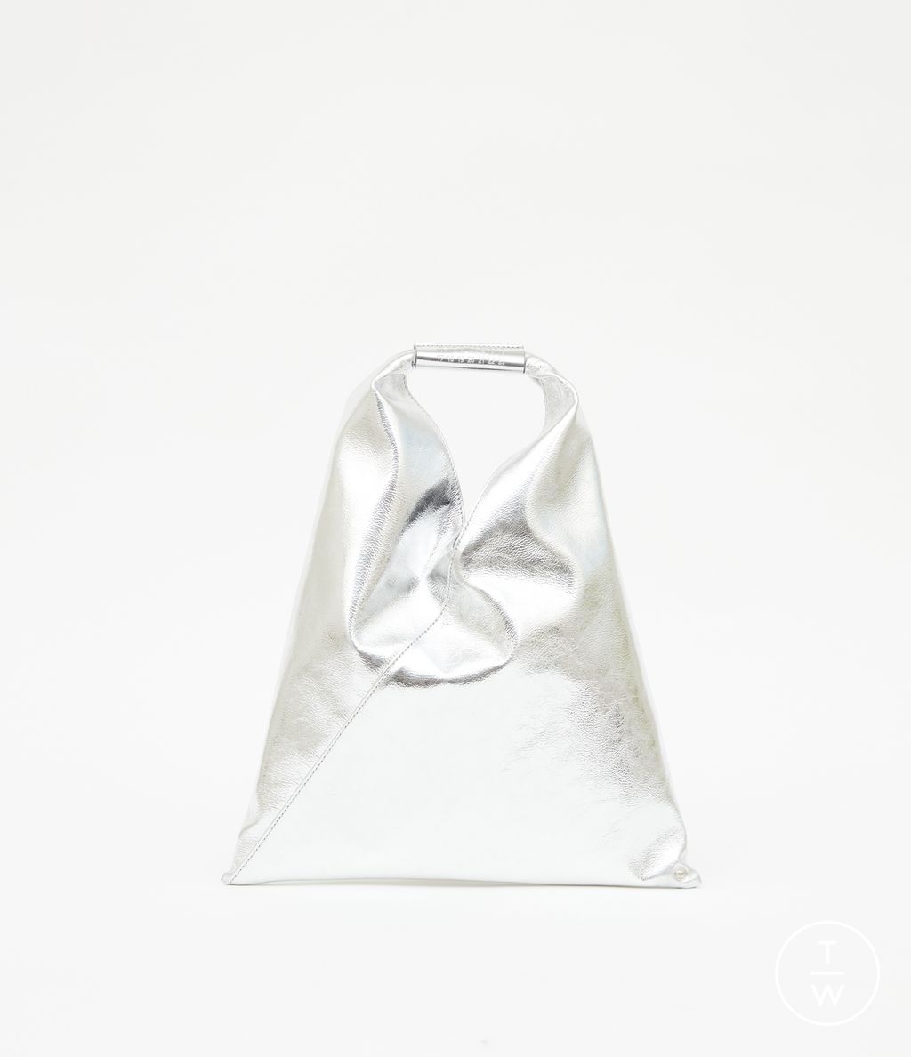 Fashion Week Milan Spring/Summer 2023 look 15 from the MM6 Maison Margiela collection 女装配饰