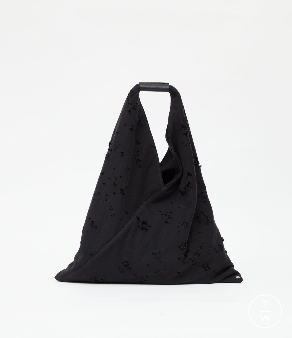 Fashion Week Milan Spring/Summer 2023 look 19 from the MM6 Maison Margiela collection menswear accessories