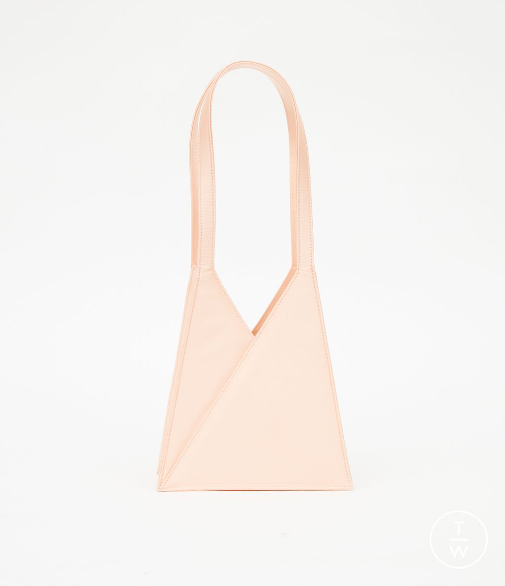 Fashion Week Milan Spring/Summer 2023 look 2 from the MM6 Maison Margiela collection 女装配饰