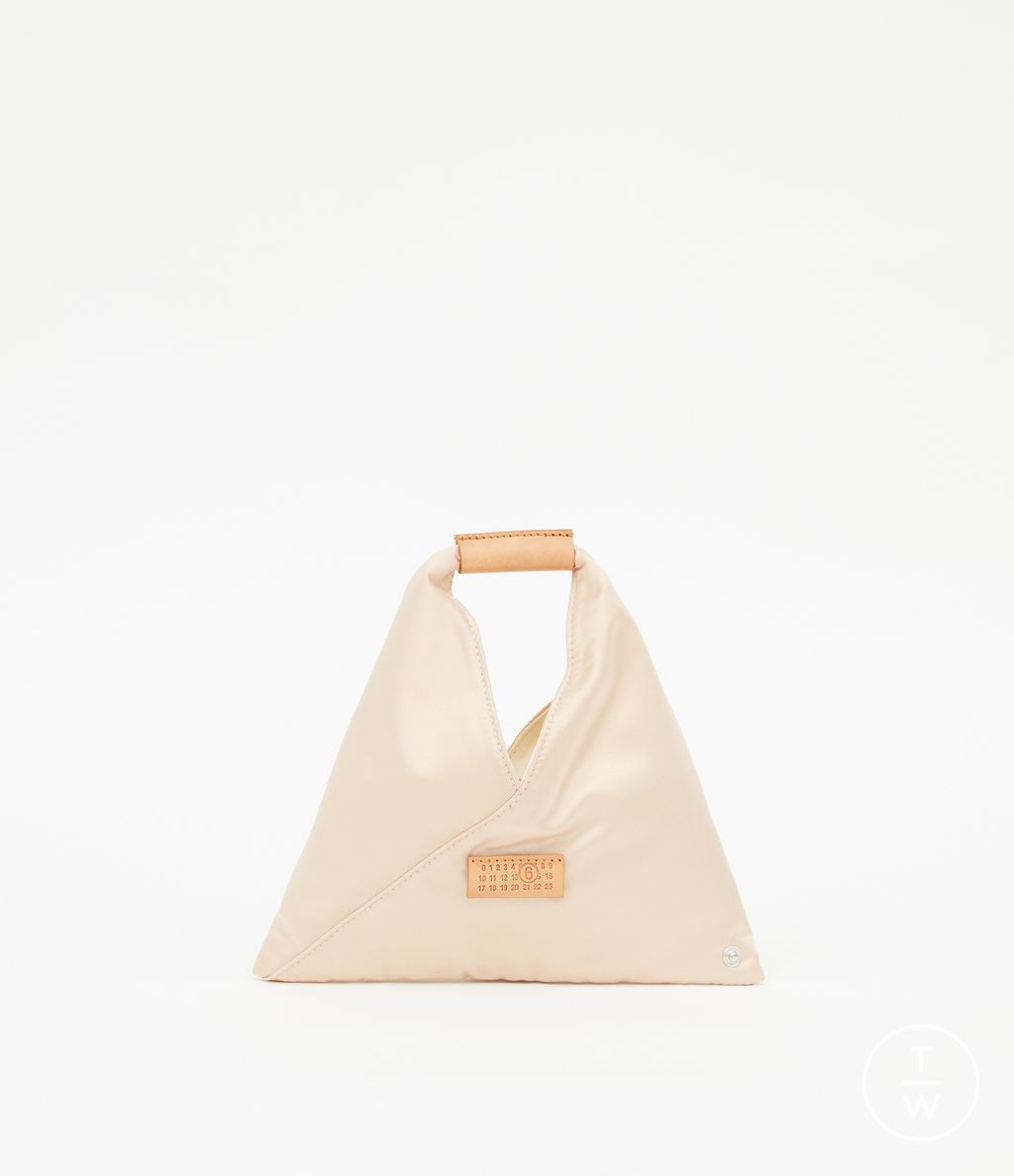 Fashion Week Milan Spring/Summer 2023 look 24 from the MM6 Maison Margiela collection 女装配饰