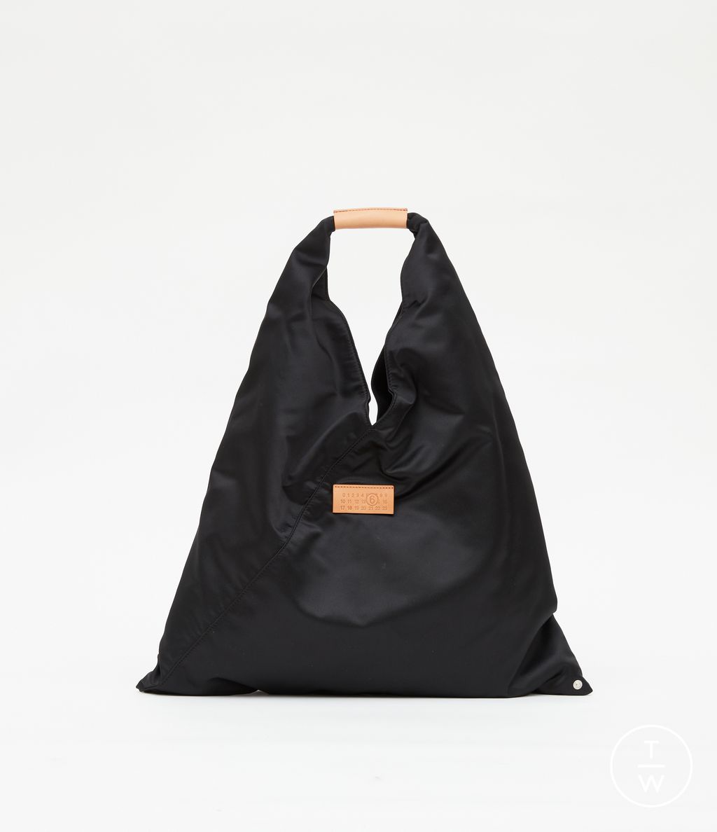 Fashion Week Milan Spring/Summer 2023 look 31 from the MM6 Maison Margiela collection 女装配饰