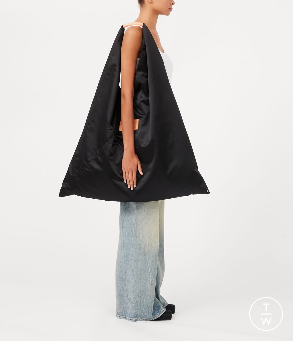 Fashion Week Milan Spring/Summer 2023 look 33 from the MM6 Maison Margiela collection 女装配饰