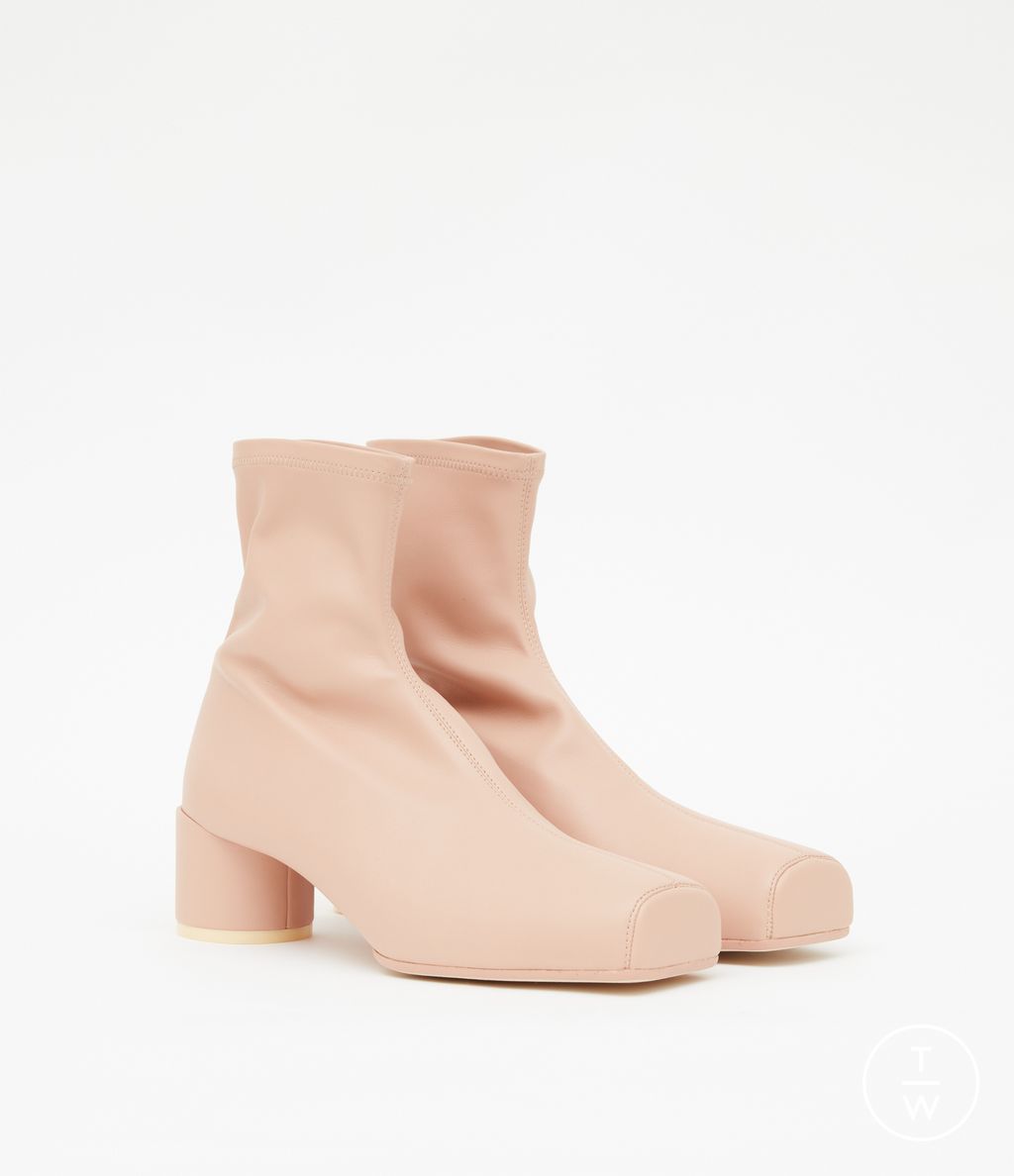 Fashion Week Milan Spring/Summer 2023 look 63 from the MM6 Maison Margiela collection 女装配饰