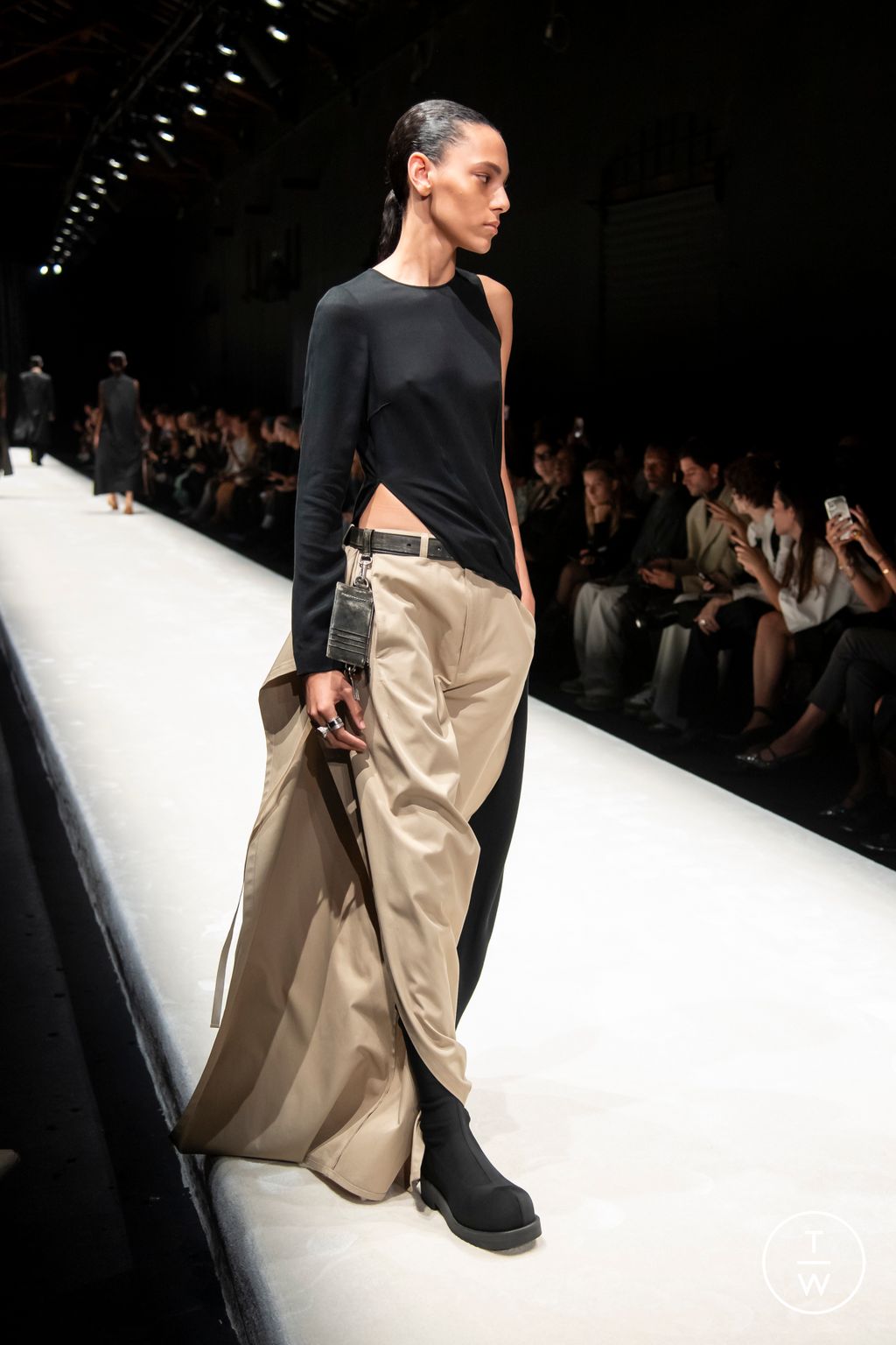 Fashion Week Milan Spring/Summer 2024 look 12 de la collection MM6 Maison Margiela womenswear