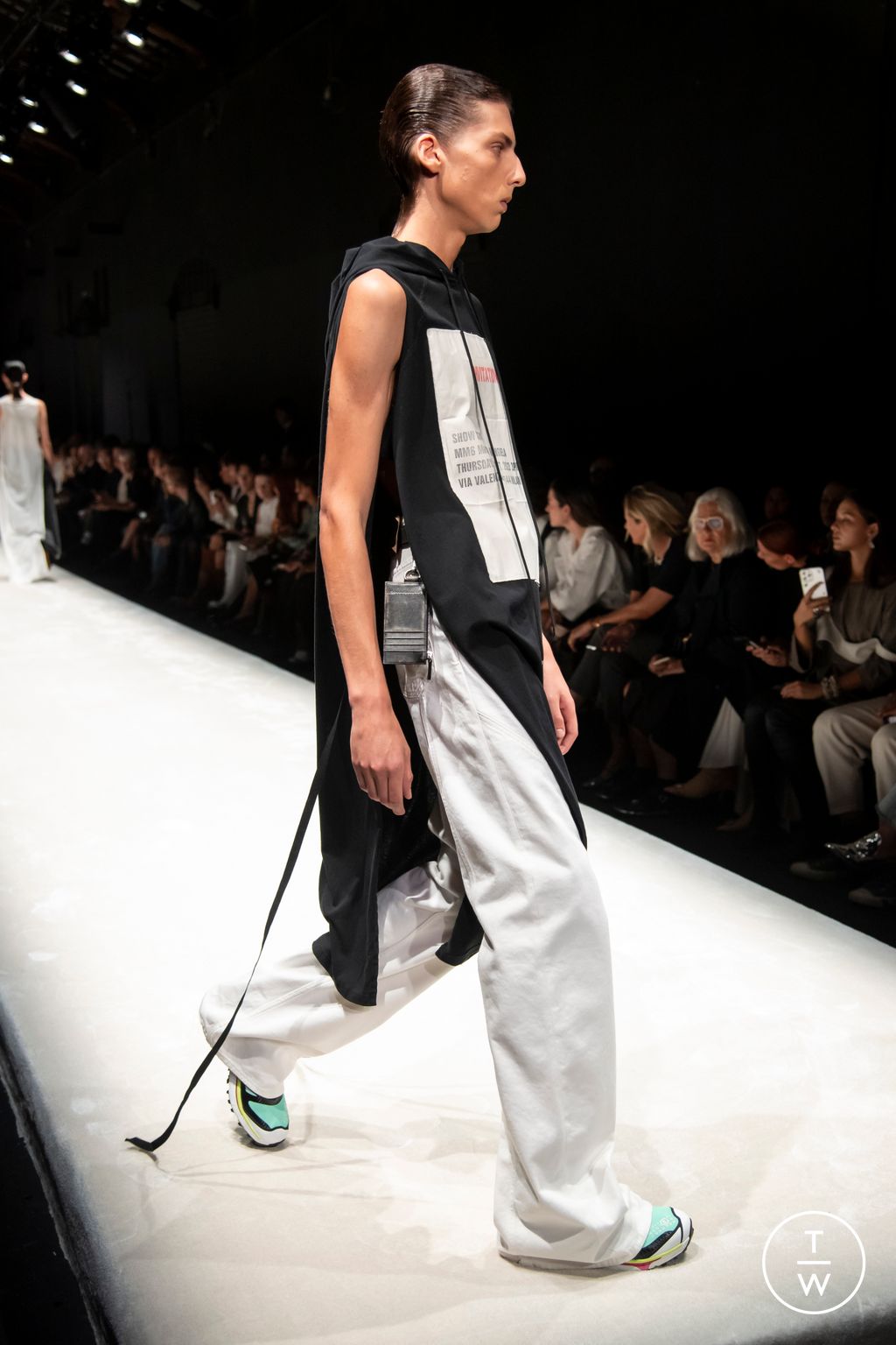 Fashion Week Milan Spring/Summer 2024 look 18 from the MM6 Maison Margiela collection 女装