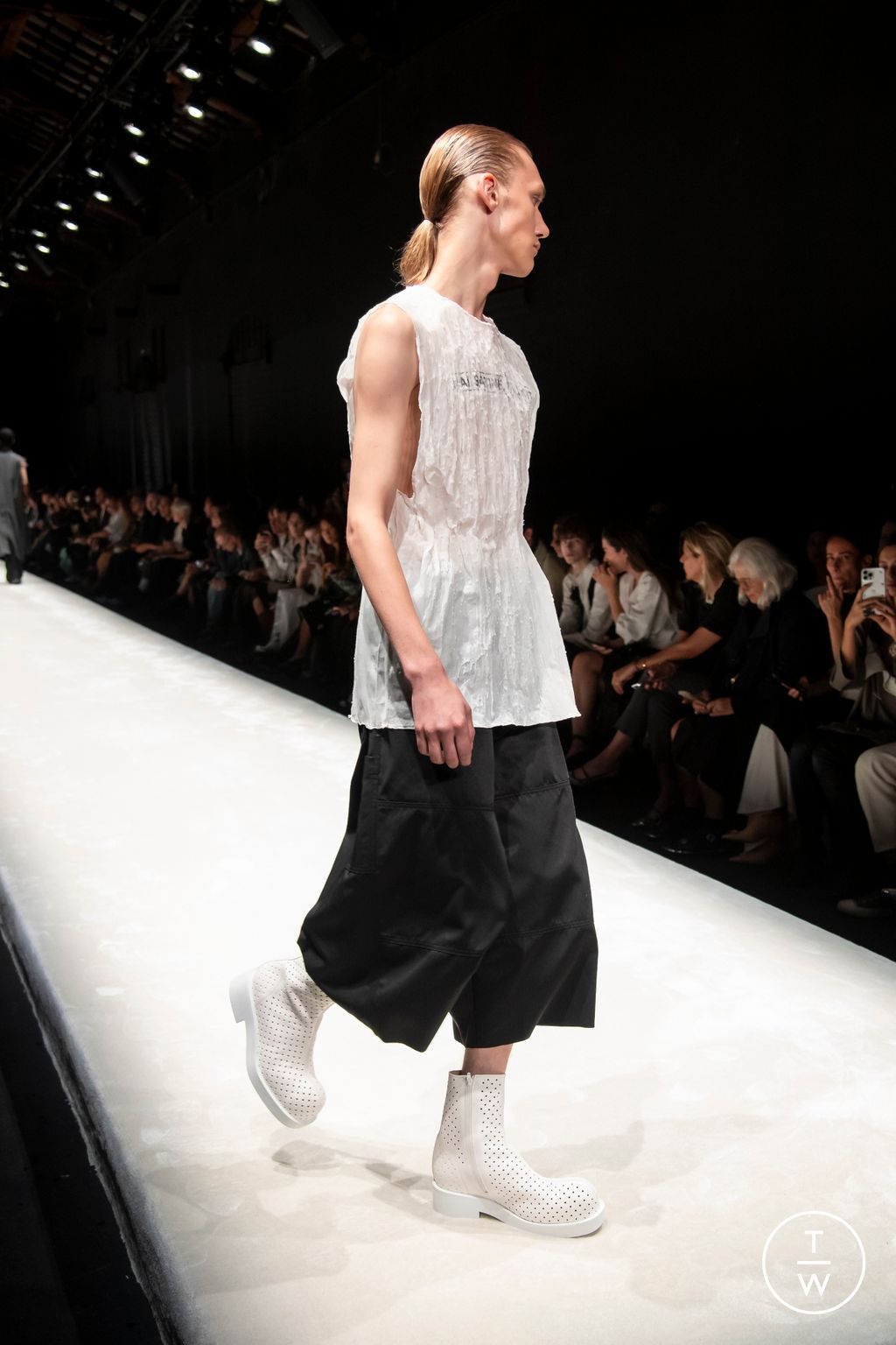 Fashion Week Milan Spring/Summer 2024 look 27 de la collection MM6 Maison Margiela womenswear