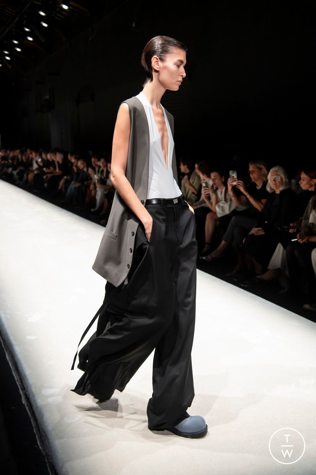 Fashion Week Milan Spring/Summer 2024 look 6 de la collection MM6 Maison Margiela womenswear