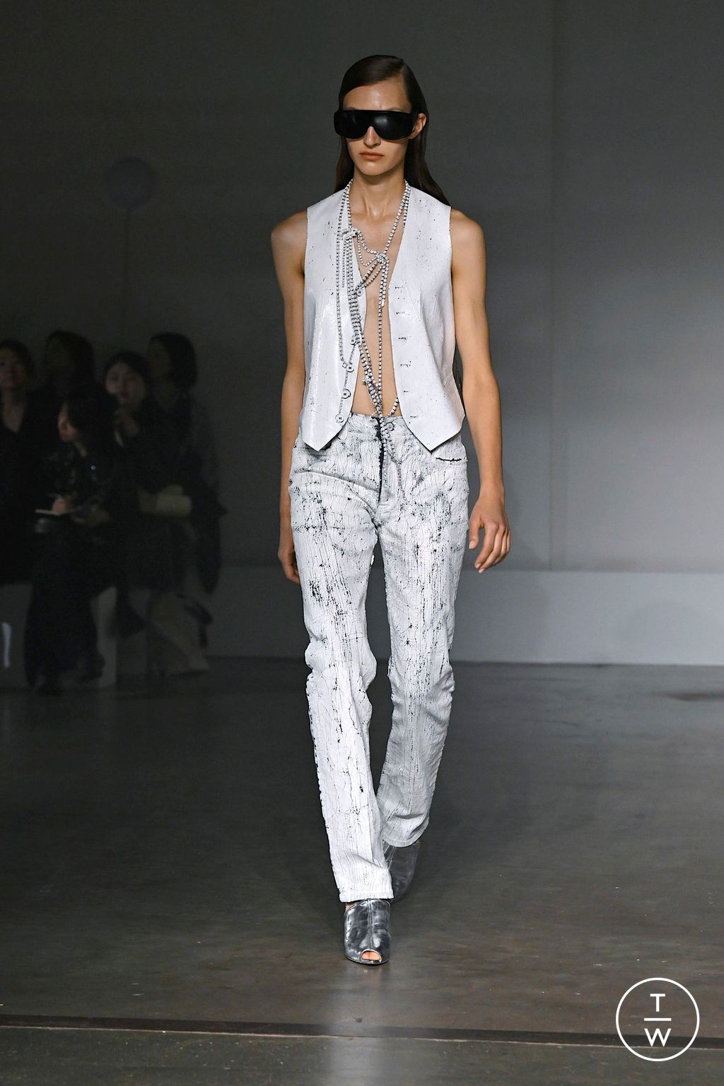 Fashion Week Milan Spring/Summer 2025 look 4 from the MM6 Maison Margiela collection womenswear